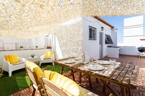 Outdoor dining - Penthouse “La Torre de Menacho” Near the Beach with Rooftop Terrace and Sea Views (Cadiz)