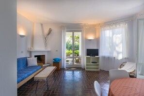 TV - Holiday Apartment "Montecristo 1" with Terrace and Close to the Sea (Marina di Campo)