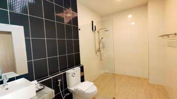 Dusche, kostenlose Toilettenartikel, Handtücher, Seife