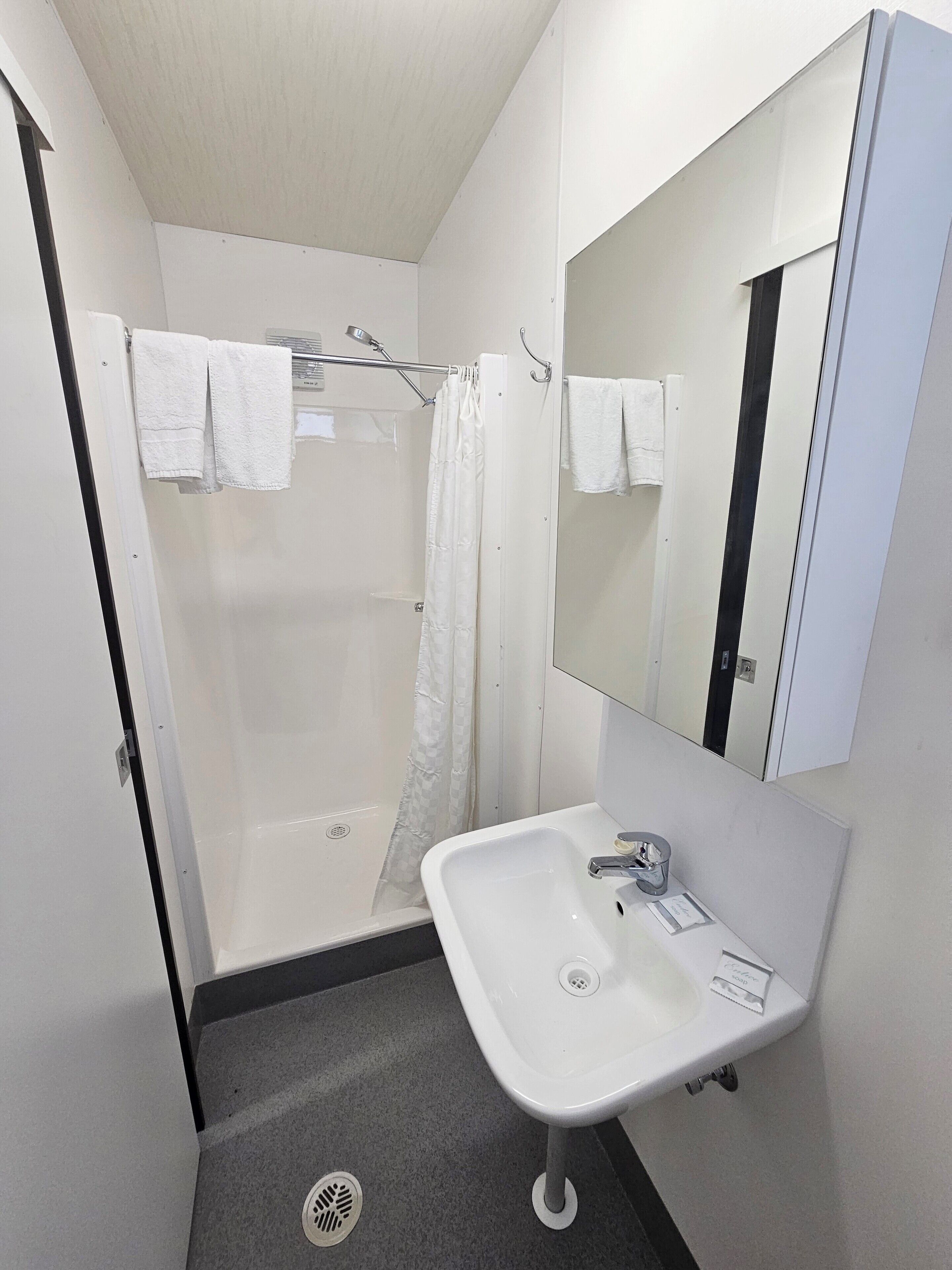 Deluxe Cabin, 1 Queen Bed | Bathroom | Towels