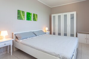 1 habitación, tabla de planchar con plancha, wifi gratis y ropa de cama 