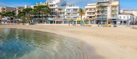 Una spiaggia nelle vicinanze