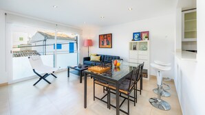 Ein modernes Wohnzimmer mit einem Glastisch, einer Couch und einem Couchtisch.