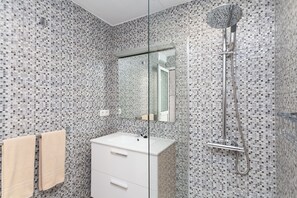 Dusche, Haartrockner, Handtücher