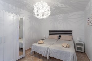 2 slaapkamers, een strijkplank/strijkijzer, gratis wifi, beddengoed