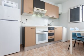 Een koelkast, een microgolfoven, een oven, een kookplaat