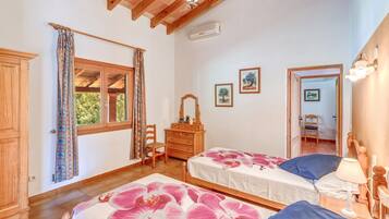 4 bedrooms, iron/ironing board, free WiFi, bed sheets