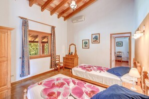 4 bedrooms, iron/ironing board, free WiFi, bed sheets - Country House 'Sa Pova' with Mountain View, Wi-Fi and Air Conditioning (Alcúdia)