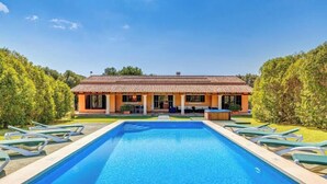 A two-story house with a swimming pool, surrounded by greenery. - Country House 'Sa Pova' with Mountain View, Wi-Fi and Air Conditioning (Alcúdia)