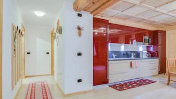 Frigorifero, microonde, piano cottura, lavastoviglie