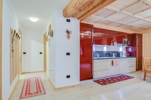 Réfrigérateur, micro-ondes, plaque de cuisson, lave-vaisselle