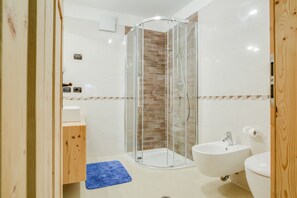 Suihku, ilmaiset hygieniatuotteet, hiustenkuivaaja, pyyhkeet