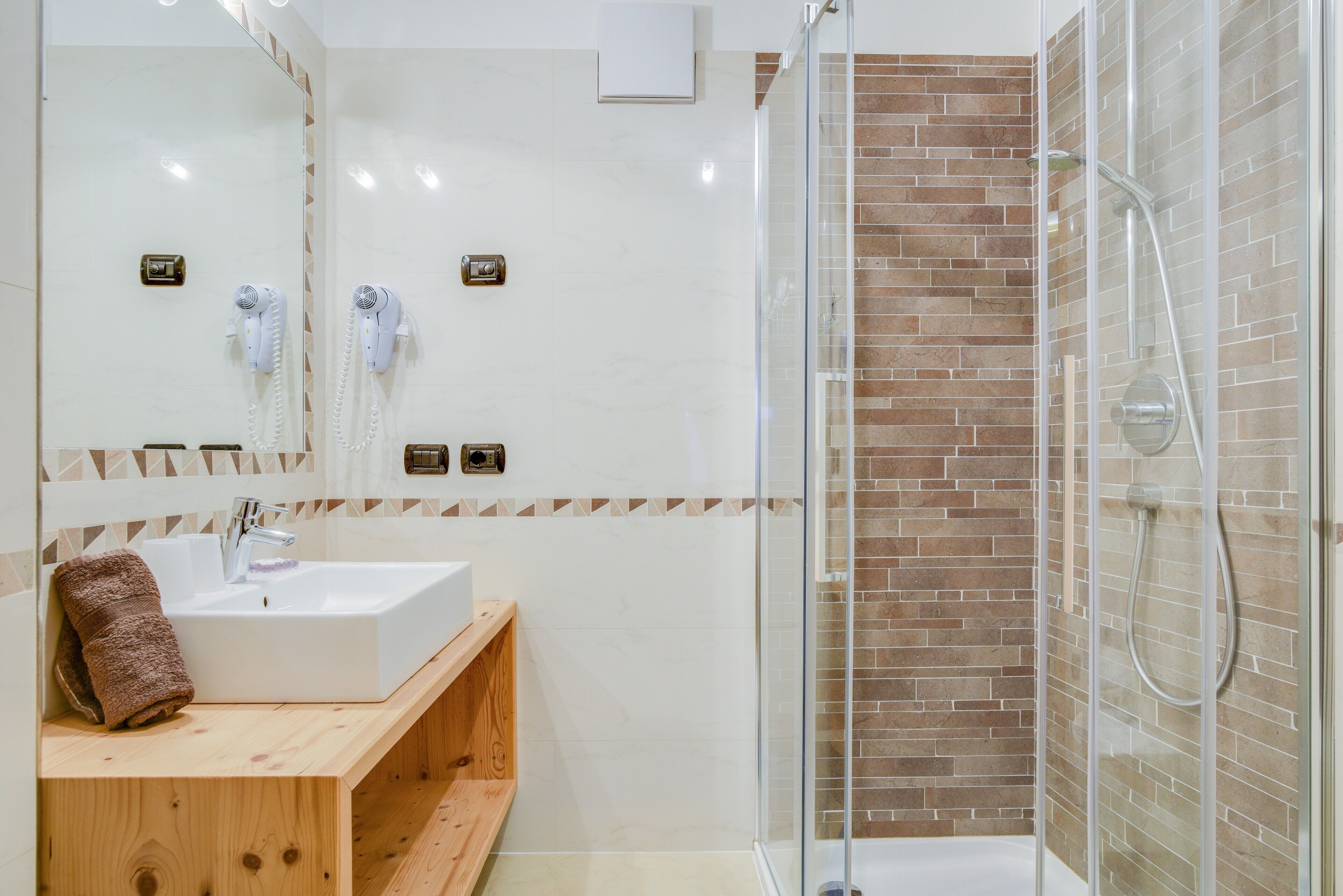 Dusche, kostenlose Toilettenartikel, Haartrockner, Handtücher