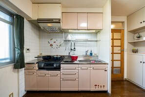 Apartment | Private kitchenette | Fridge, microwave, stovetop, electric kettle - Espoir Minami-Shinagawa (Tokyo)