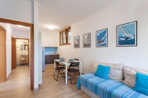 Living area - Holiday Apartment "Randa" On Lakeside with Balcony, Terrace and Stunning View (Malcesine)