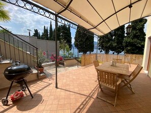 Outdoor dining - Holiday Apartment "Randa" On Lakeside with Balcony, Terrace and Stunning View (Malcesine)