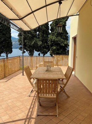 Outdoor dining - Holiday Apartment "Randa" On Lakeside with Balcony, Terrace and Stunning View (Malcesine)