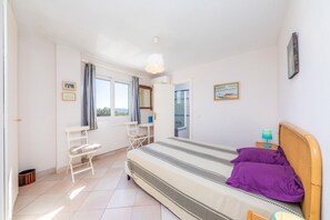 3 室のベッドルーム、アイロン / アイロン台、WiFi (無料)、ベッドシーツ