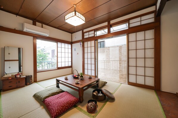 独立别墅 (Private Vacation Home) | 客厅 | 玩具