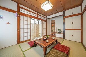 独立别墅 (Private Vacation Home) | 客厅 | 玩具