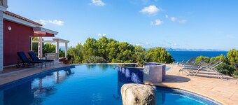 Beautiful Holiday Home "Alta Vista" with Panorama View, Infinity Pool, Terrace & Wi-Fi