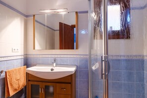 Dusche, Haartrockner, Handtücher