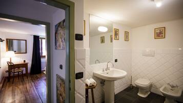 Baignoire, sĂšche-cheveux, serviettes fournies