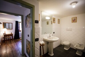 Bañera, secador de pelo y toallas