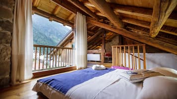 4 bedrooms, iron/ironing board, free WiFi, bed sheets
