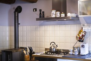 Réfrigérateur, un four, surface de cuisson, lave-vaisselle