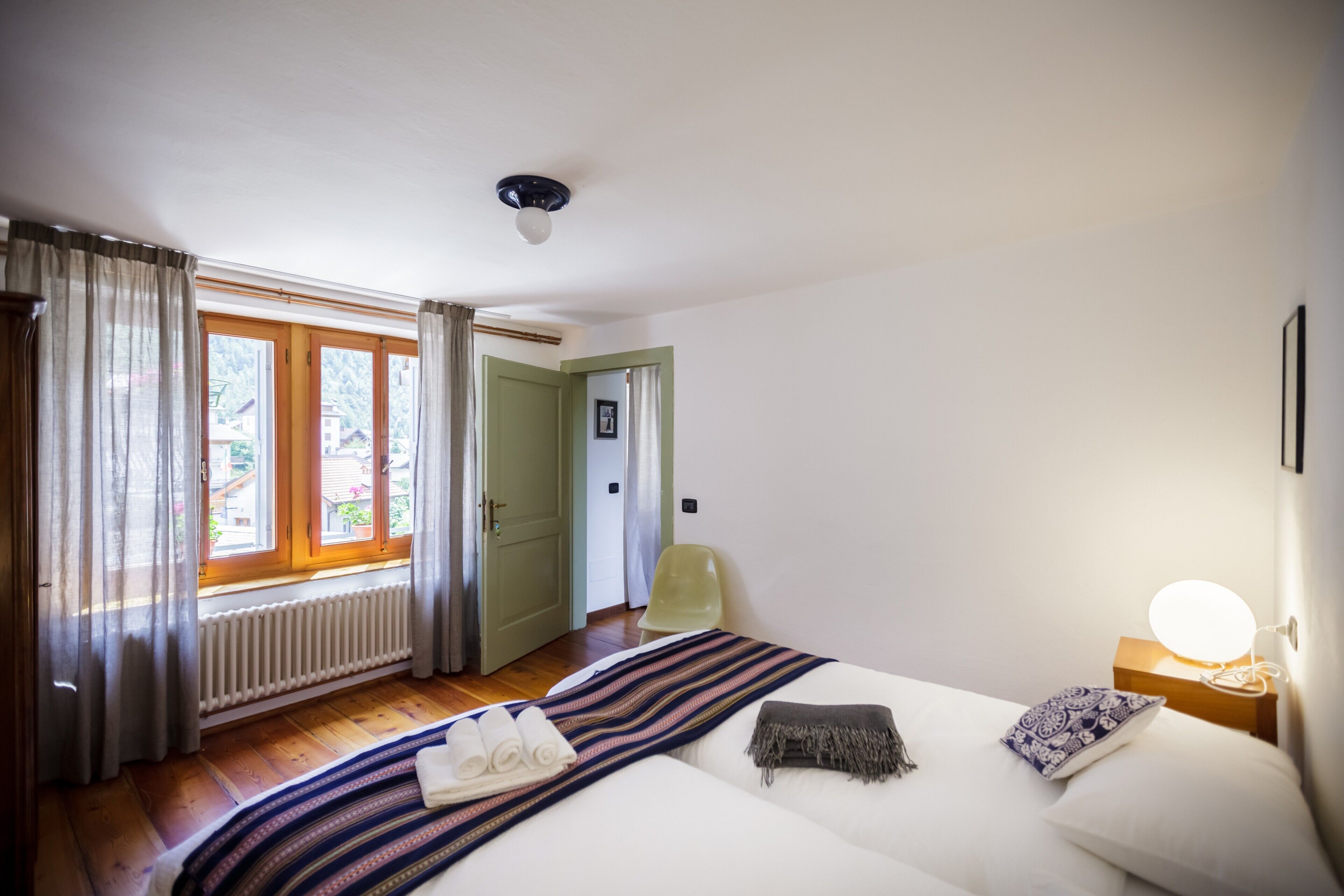 4 bedrooms, iron/ironing board, free WiFi, bed sheets