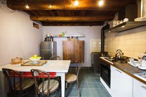 Réfrigérateur, un four, surface de cuisson, lave-vaisselle