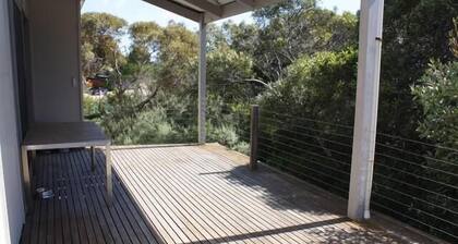 The Architects House - Architecturally designed home in a scrubland setting with native birdlife and a bush track to the beach