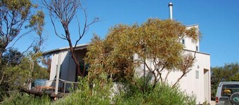 The Architects House - Architecturally designed home in a scrubland setting with native birdlife and a bush track to the beach