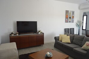 Fernseher, Kamin, Stereoanlage