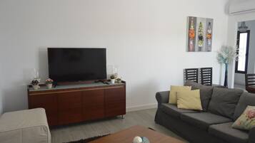 Televisie, een open haard en een stereo