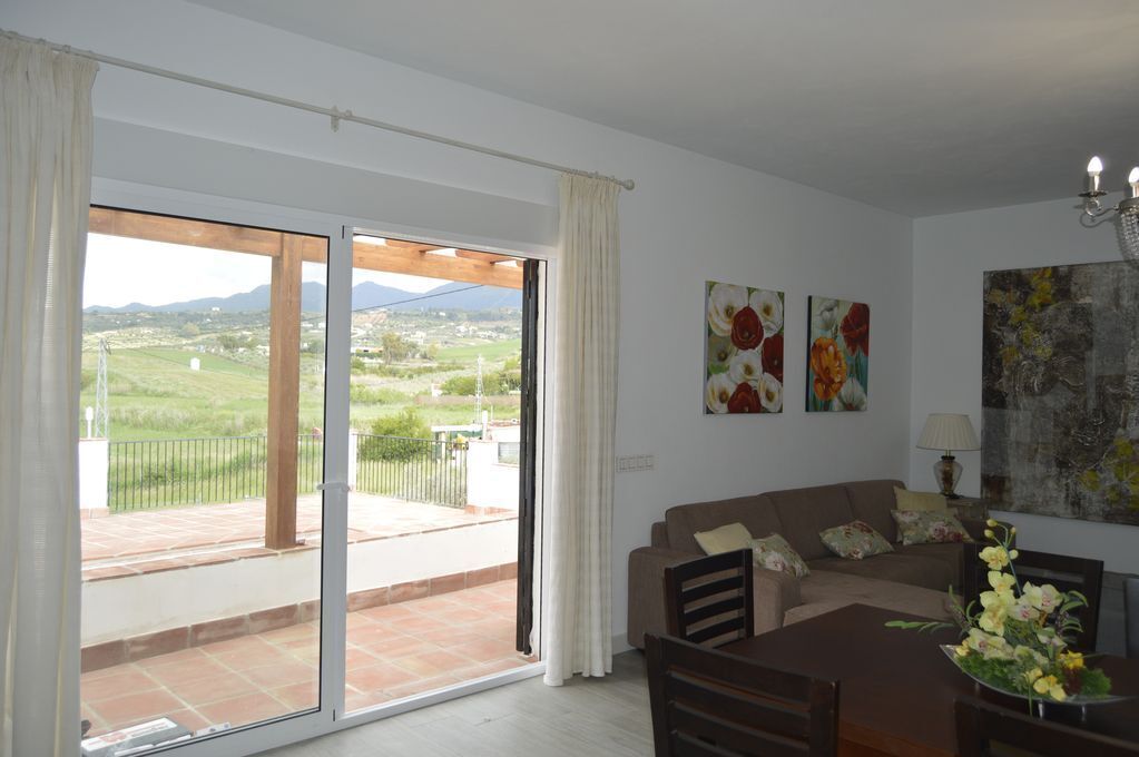 Télévision, cheminée, chaîne hi-fi