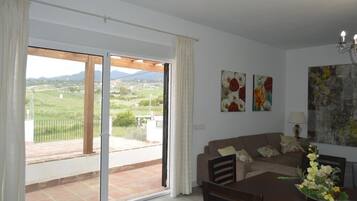 Televisión, chimenea y estéreo