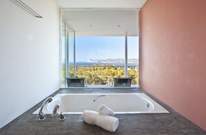 Baignoire, séchoir à cheveux, serviettes fournies