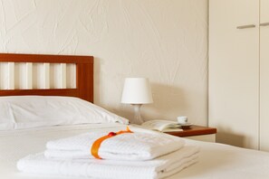 2 室のベッドルーム、アイロン / アイロン台、WiFi (無料)、ベッドシーツ