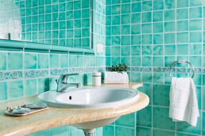 シャワー、ヘアドライヤー、タオル