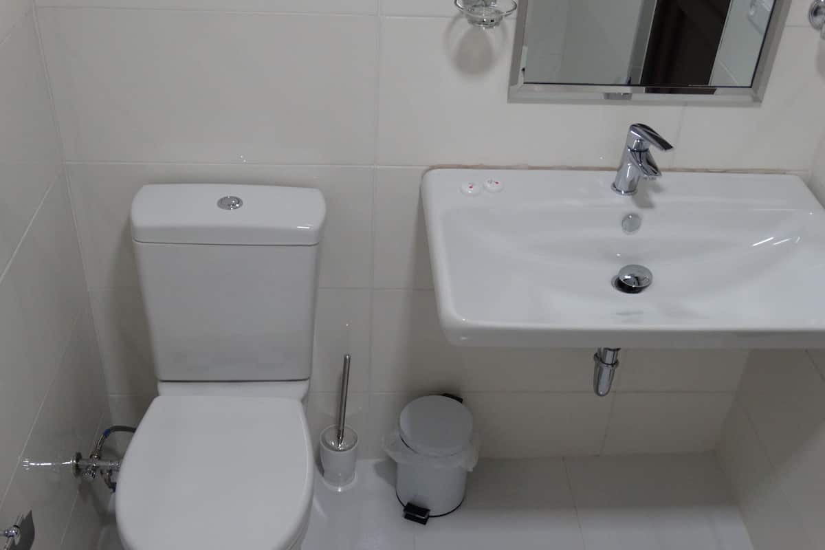 Phòng 4 Tiêu chuẩn | Phòng tắm | Buồng tắm vòi sen, máy sấy tóc, dép đi trong nhà, khăn tắm