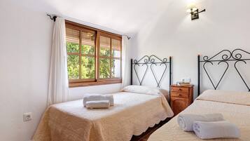 2 bedrooms, iron/ironing board, free WiFi, bed sheets