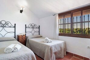 2 slaapkamers, een strijkplank/strijkijzer, gratis wifi, beddengoed