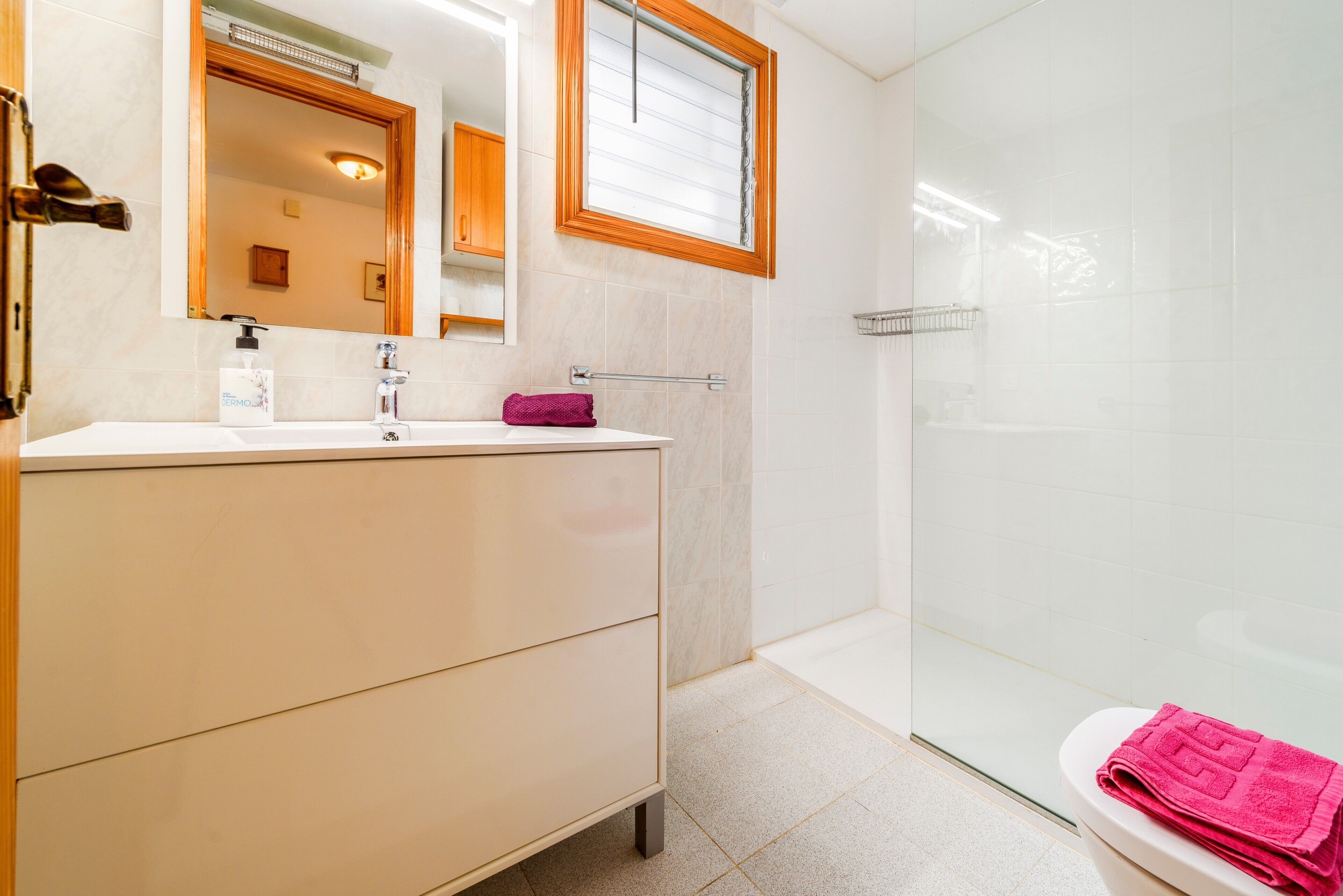 Douche, séchoir à cheveux, serviettes fournies