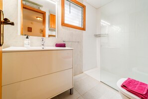 Ducha, secador de pelo, toallas
