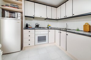 Frigorifero, microonde, forno, piano cottura