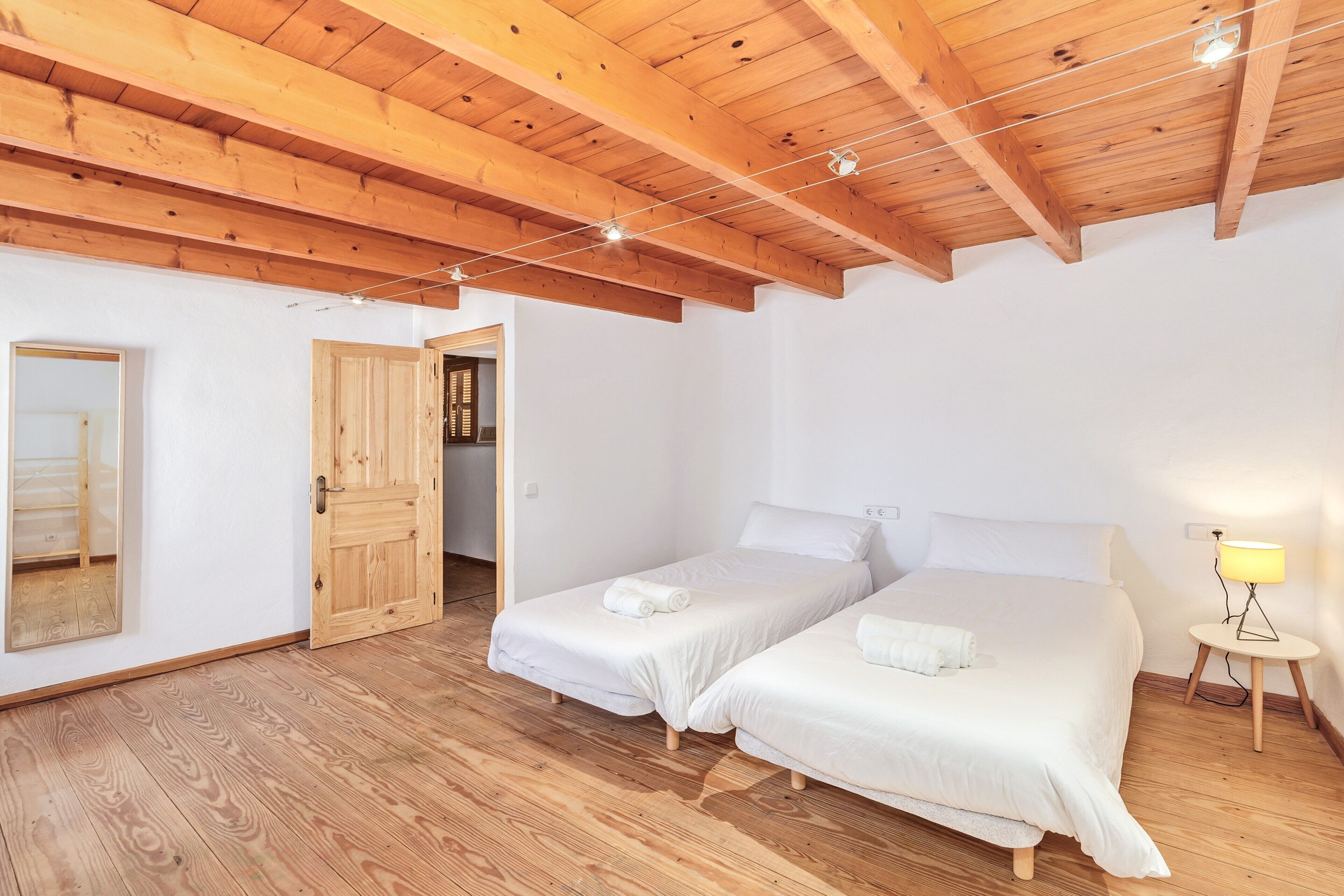 6 bedrooms, iron/ironing board, free WiFi, bed sheets