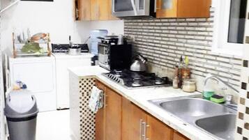 Jääkaappi, mikroaaltouuni, liesi, kahvin-/teenkeitin