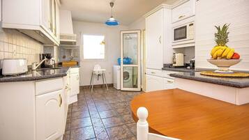 Geladeira, micro-ondas, fogĂŁo, cooktop